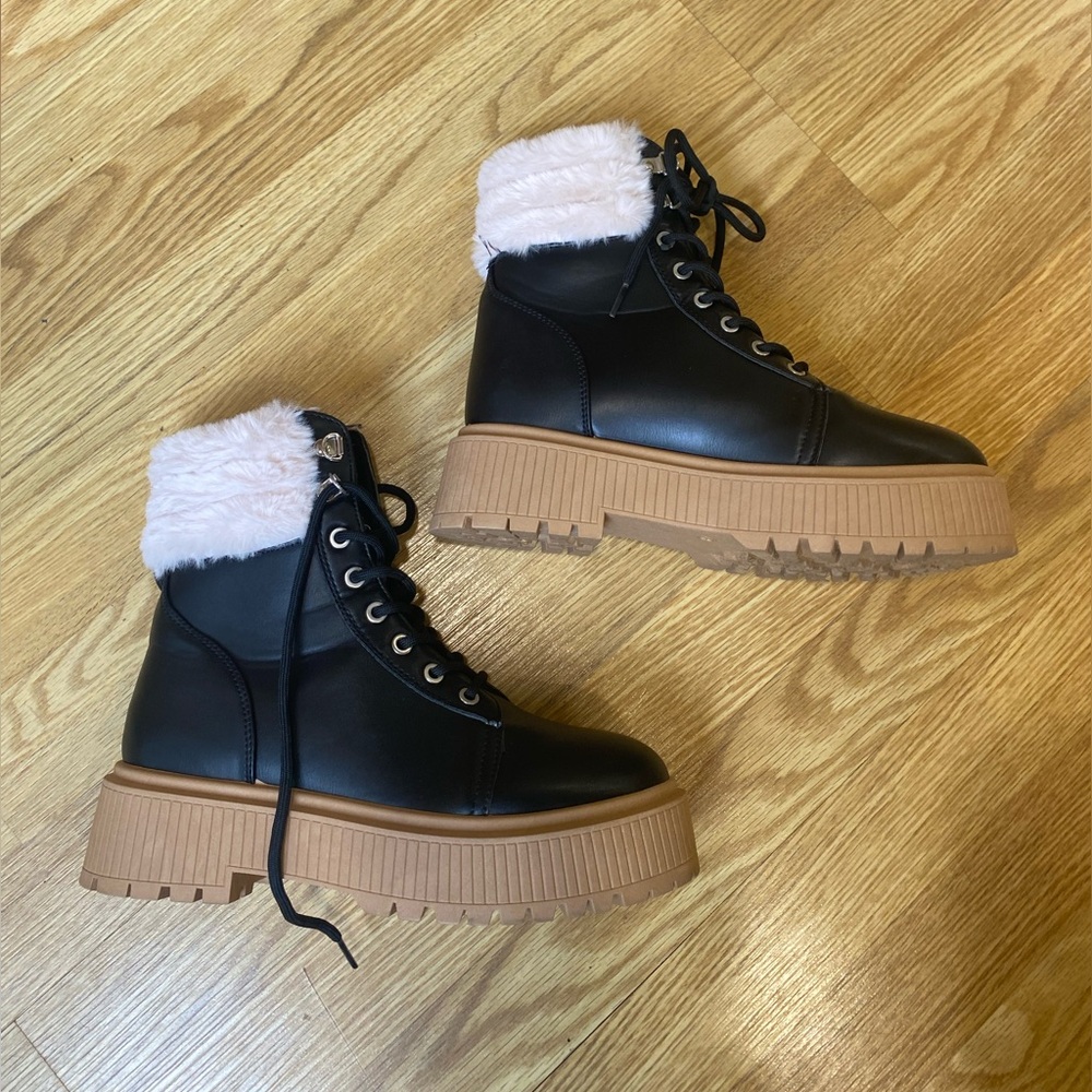 Boots with the fur! Platform “combat “ boots size 8 EUC